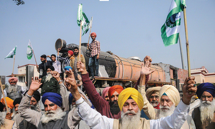 हरियाणा पंजाब में रेल ट्रैक पर पहुंचा किसान आंदोलन, पटरियों पर बैठे आंदोलनकारी