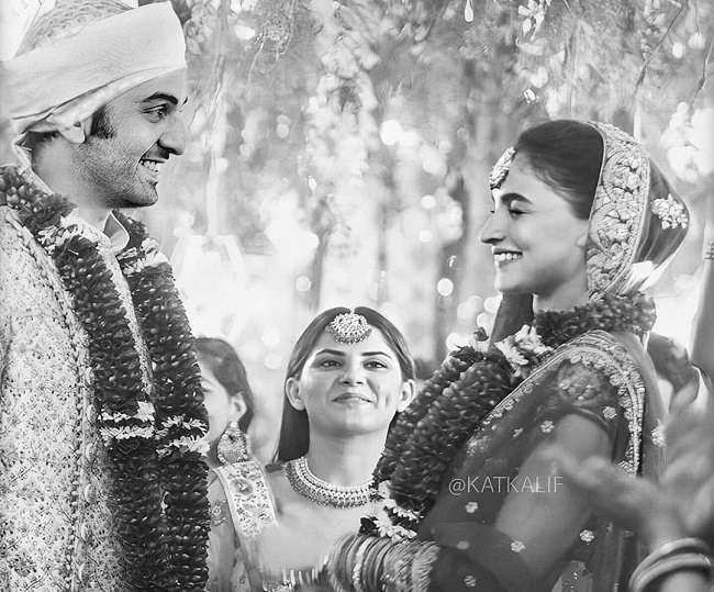 नई दिल्ली- तो क्या आलिया और रनबीर ने गुपचुप की शादी, सोशल मीडिया पर वायरल हो रही ये तस्वीर