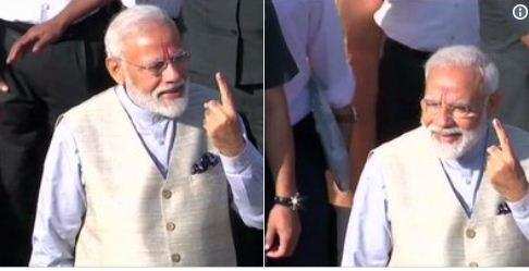 VOTE डालने से पहले प्रधानमंत्री मोदी ने मां हीराबेन के पैर छूकर लिया आशीर्वाद, और लगाया यह नारा