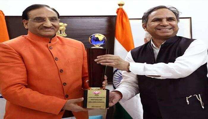 देहरादून-केंद्रीय शिक्षा मंत्री निशंक को मिला वातायन लाइफटाइम अचीवमेंट पुरस्कार, पढिय़े क्या है इसमें खास
