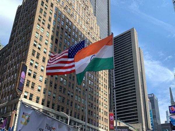 स्वतंत्रता दिवस के अवसर पर अमेरिका में पहली बार न्यूयॉर्क के टाइम्स स्क्वायर पर फहराया गया तिरंगा