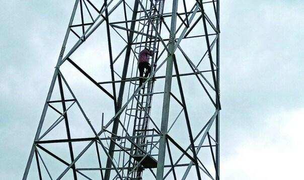 चमोली – ठंड में BSNL टावर में  बिताई आंदोलनकारी ने रात , जानिए किस मांग को लेकर टावर में चढ़ा था आंदोलनकारी