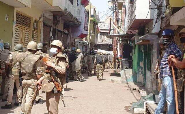 Meerut : हॉटस्पॉट सील करने गई पुलिस पर पथराव, दरोगा घायल