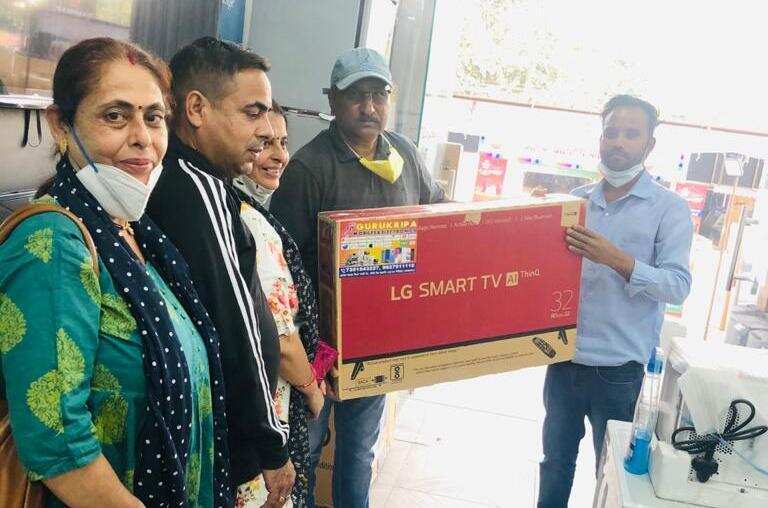 हल्द्वानी- गुुरुकृपा मोबाइल एंड इलेक्ट्रॉनिक में दिवाली धमाका, ग्राहक ले रहे हर सामान पर बड़ा उपहार