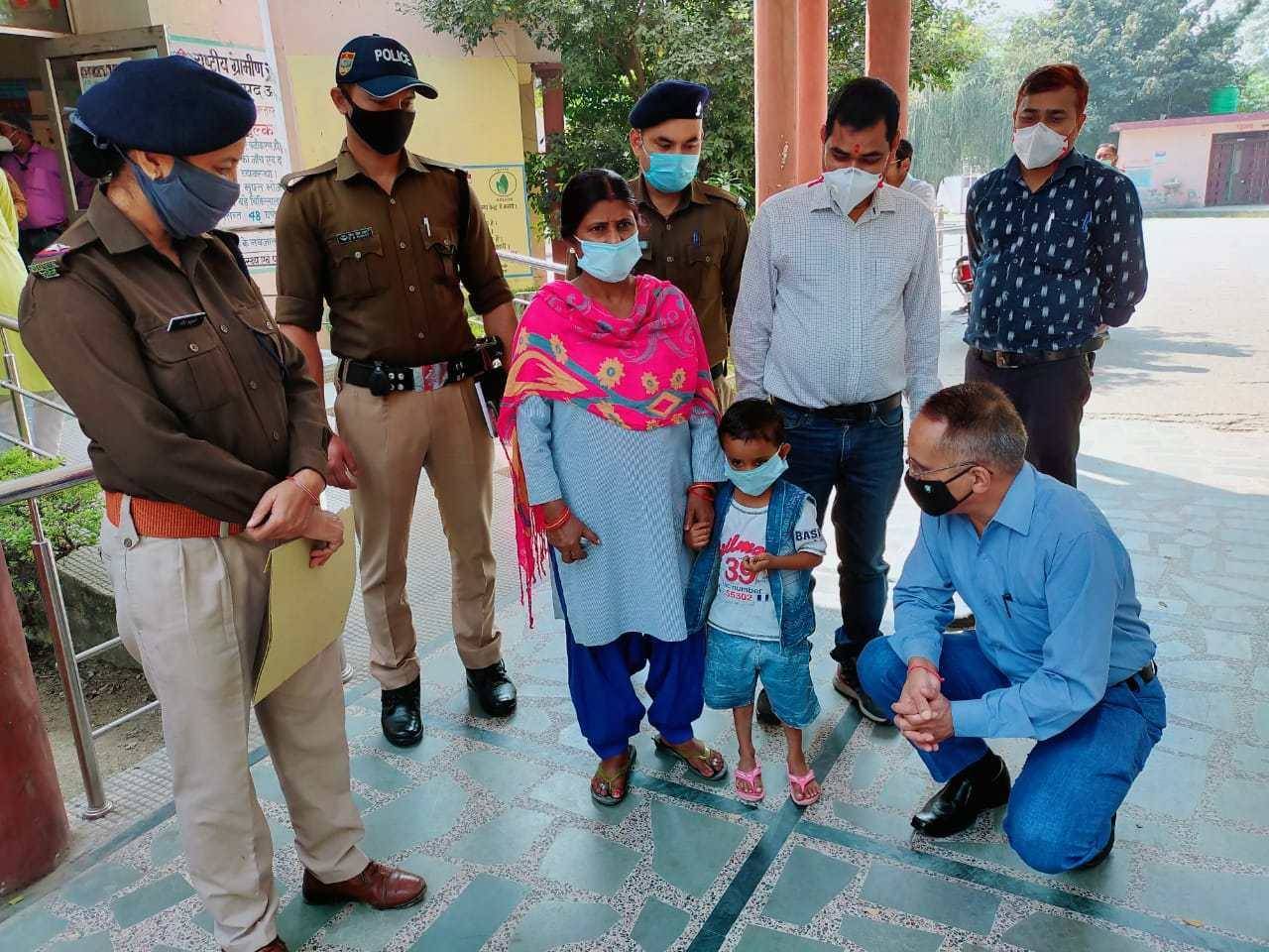 रुद्रपुर :  गोद लिए गए अति कुपोषित बच्चे का स्वास्थ्य परीक्षण कराने एसएसपी पहुंचे अस्पताल