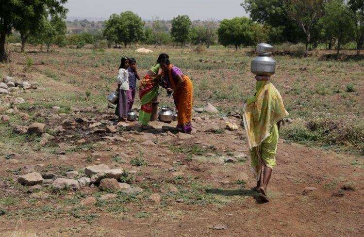 छत्तीसगढ़ में इस गांव में आज भी लोग पीते हैं खेतों में जमा गंदा पानी, आज तक नहीं लगा यहां हैंडपंप