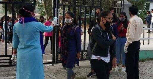 हल्द्वानी-कुमाऊं विश्वविद्यालय में शुरू हुई परीक्षाएं, ऐसे दिया गया  परीक्षार्थियों को प्रवेश