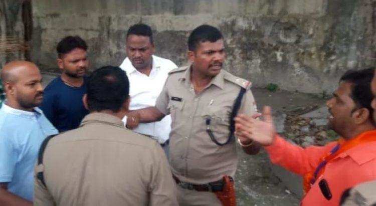 बाजपुर नगर निकाय चुनाव में हंगामा, दर्जामंत्री और पुलिसकर्मी के बीच हुई झड़प