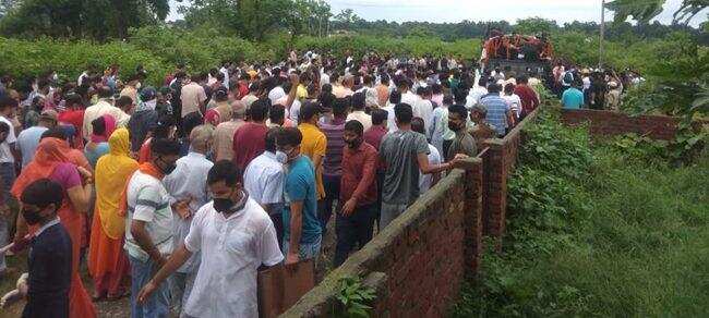 देहरादून- शहीद राजेन्द्र के अंतिम दर्शनों को उमड़ी भीड़, सरकार शहीद की पत्नी को देेंगी सरकारी नौकरी-सीएम