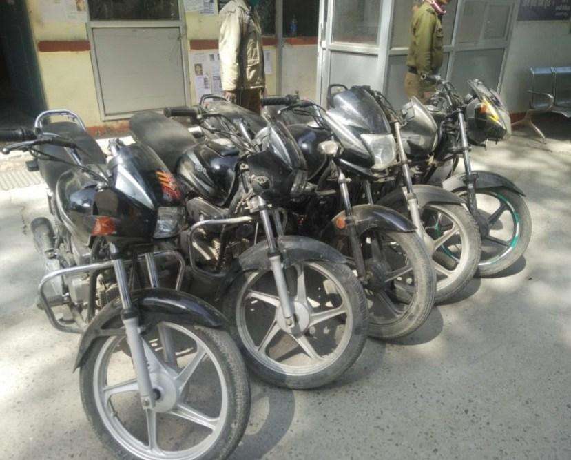 रुद्रपुर: चार बाइक चोरों से बरामद हुई पांच मोटरसाइकिलें