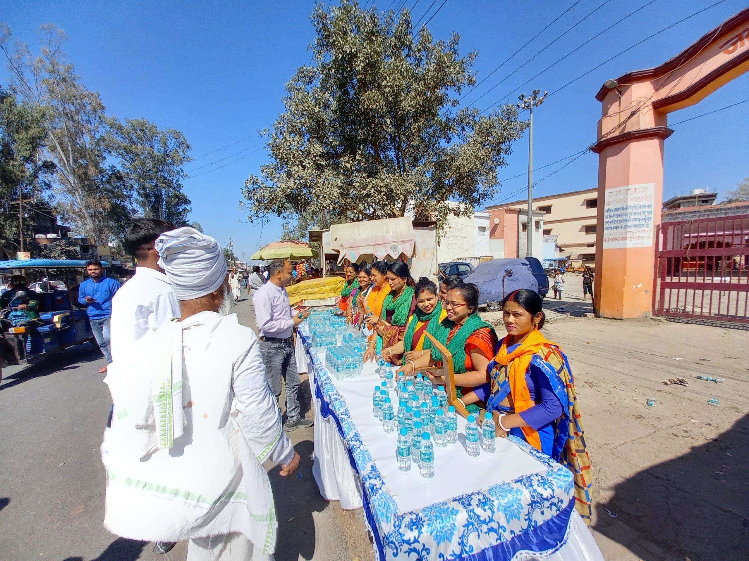 रुद्रपुर: मीना शर्मा ने स्टाल लगा कर किसान को वितरित किया बोतलबंद पानी