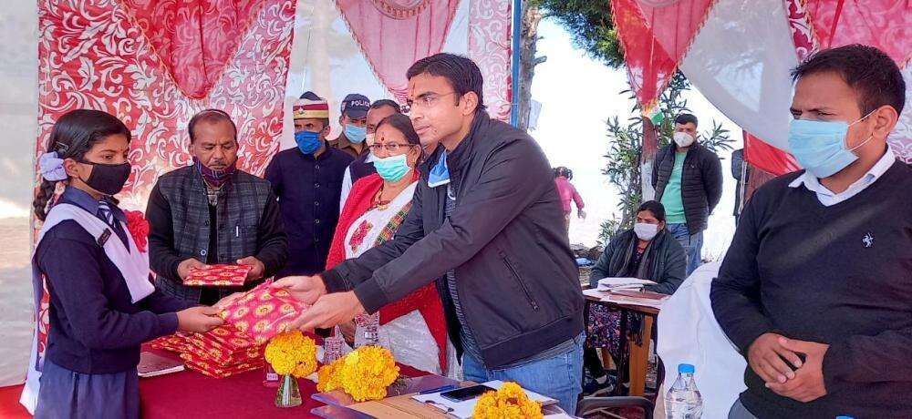 भीमताल-मीलों पैदल चलने वाली छात्राओं के चेहरे पर लौटी मुस्कान, डीएम दिया तोहफा