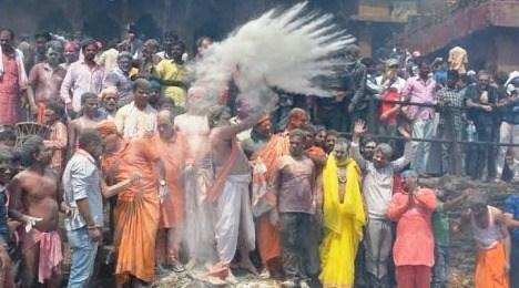 Varanasi : अपने अड़भंगी भक्‍तों के साथ बाबा ने महाश्मशान पर खेली चिता भस्म की होली