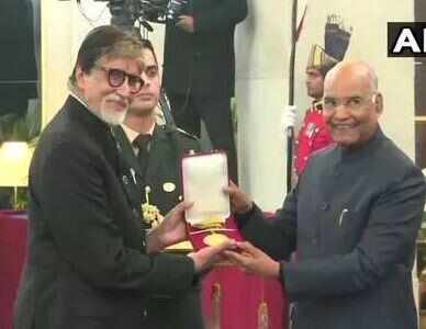 नई दिल्ली-सदी के महानायक अमिताभ को मिला दादा साहेब फाल्के सम्मान, मजाकिया अंदाज में बच्चन ने बोल दी ऐसी बात