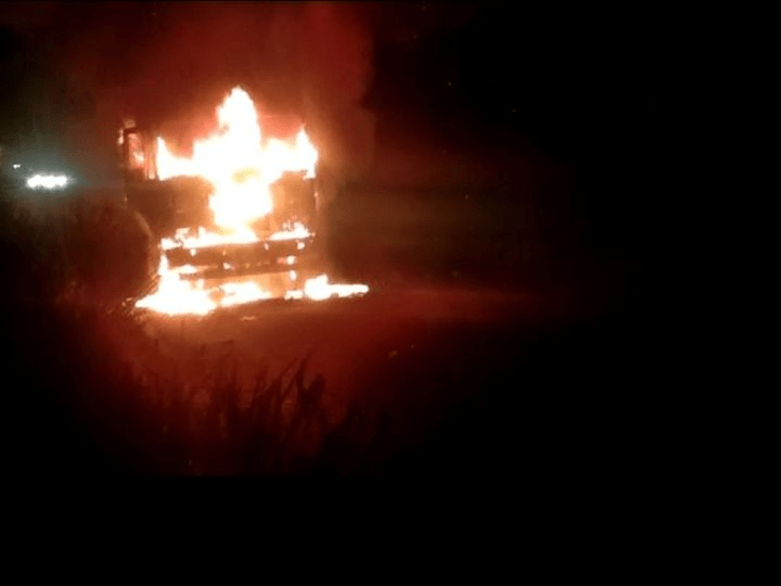 ग्रेटर नोएडा: NH-91 पर बर्निंग ट्रक देखकर अफरातफरी, आग के गोले में तब्दील हो गया चलता HEAVY VEHICLE