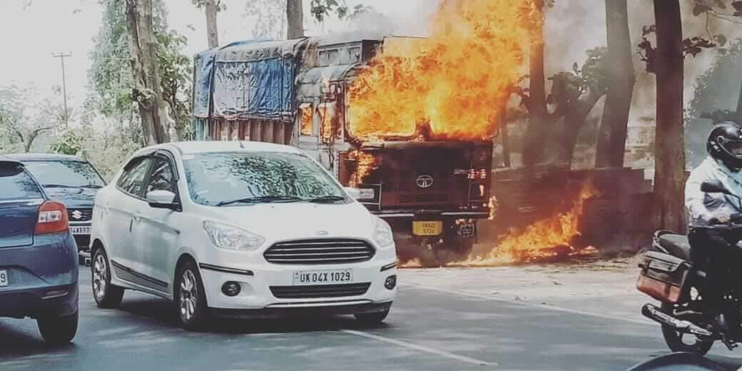 हल्द्वानी-रामपुर रोड पर सीमेंट से भरा ट्रक बना आग का गोला, यातायात बाधित मची अफरा-तफरी