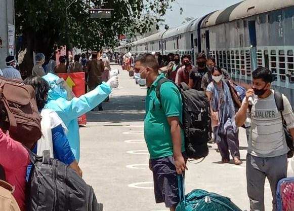 हल्द्वानी- गुजरात से प्रवासियों को लेकर लालकुआं पहुंची स्पेशल ट्रेन, खुशी से छलक पड़े आंसू