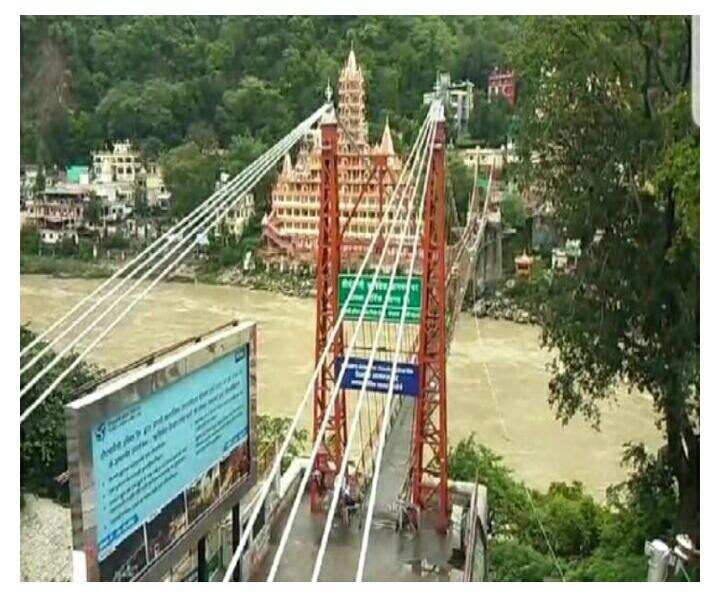 ऋषिकेश- उत्तराखंड का ऐतिहासिक लक्ष्मण झूला छतिग्रस्त, सरकार ने बंद की झूले पर सैर