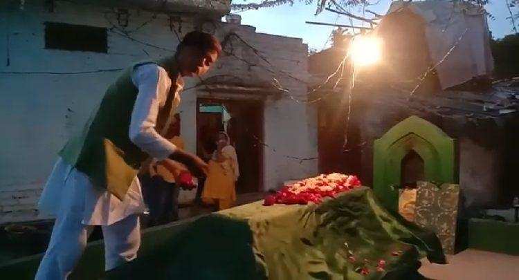 LOCKDOWN: शब-ए-बारात के मौके पर इस युवक ने सभी कब्रों पर फूल चढ़ाकर अमन और चैन की दूआ मांगी 