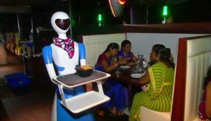 एक ऐसा ‘रोबोट रेस्टोरेंट’ जहां इंसान नहीं, बल्कि रोबोट परोसते हैं खाना