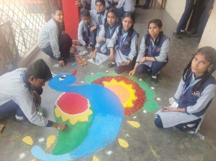 हल्द्वानी- होली ट्रिनिटी स्कूल के विद्यार्थियों ने प्रदूषण मुक्त दीवाली मनाने की ली शपथ, बनाई रंगीन रंगोलियां