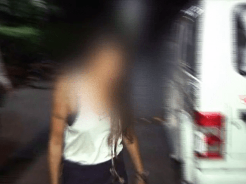 विदेशी महिला के चलती बस से कूदते ही मचा हड़कंप, पुलिस आई तो सामने आई असल वजह