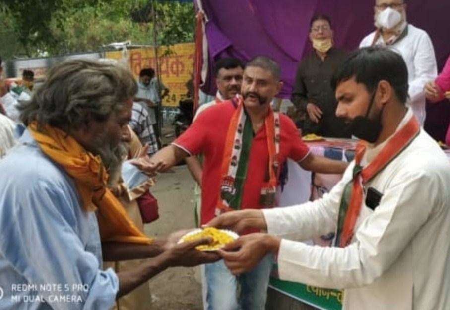 BAREILLY: कांग्रेस पार्टी ने शुरू किया सत्याग्रह, हर दिन हजारों गरीबों को देगें भोजन 