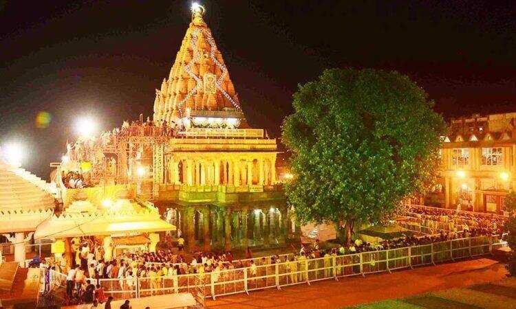 श्री नागचंद्रेश्वर मंदिर जो साल में एक दिन 24 घंटे के लिए नागपंचमी के दिन खुलता है, ये मंदिर है अद्भुत