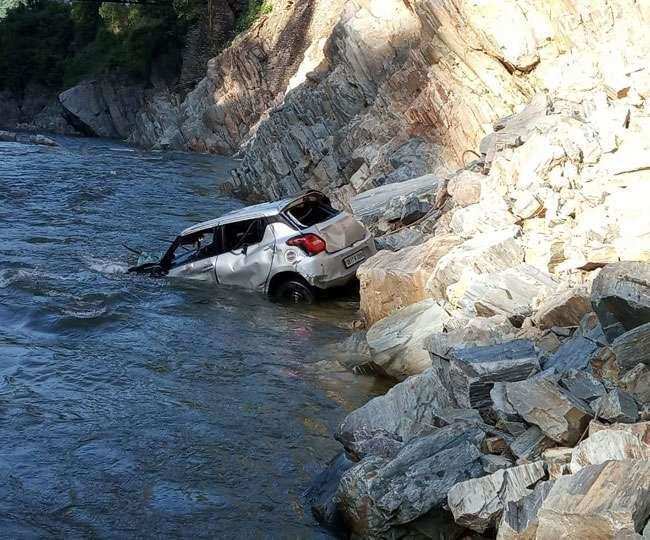 कोटद्वार-नदी में समाई स्विफ्ट कार, घटना स्थल से दो किमी दूर मिला अवर अभियंता का शव