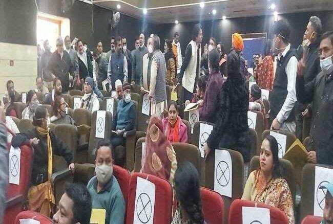 देहरादून-नगर निगम की बैठक में हंगामा, आपस में भिड़े भाजपा और कांग्रेस पार्षद