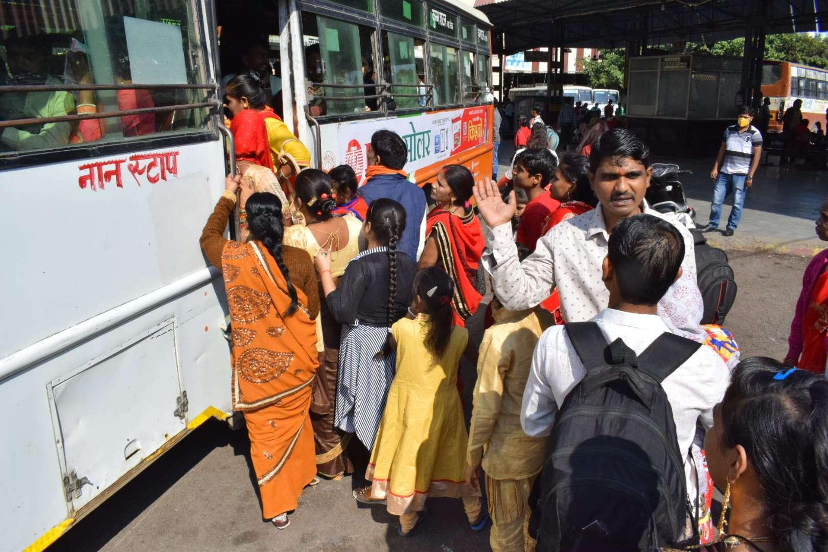 छठ पूजा पर रोडवेज बसों में बढ़ी यात्रियों की भीड़
