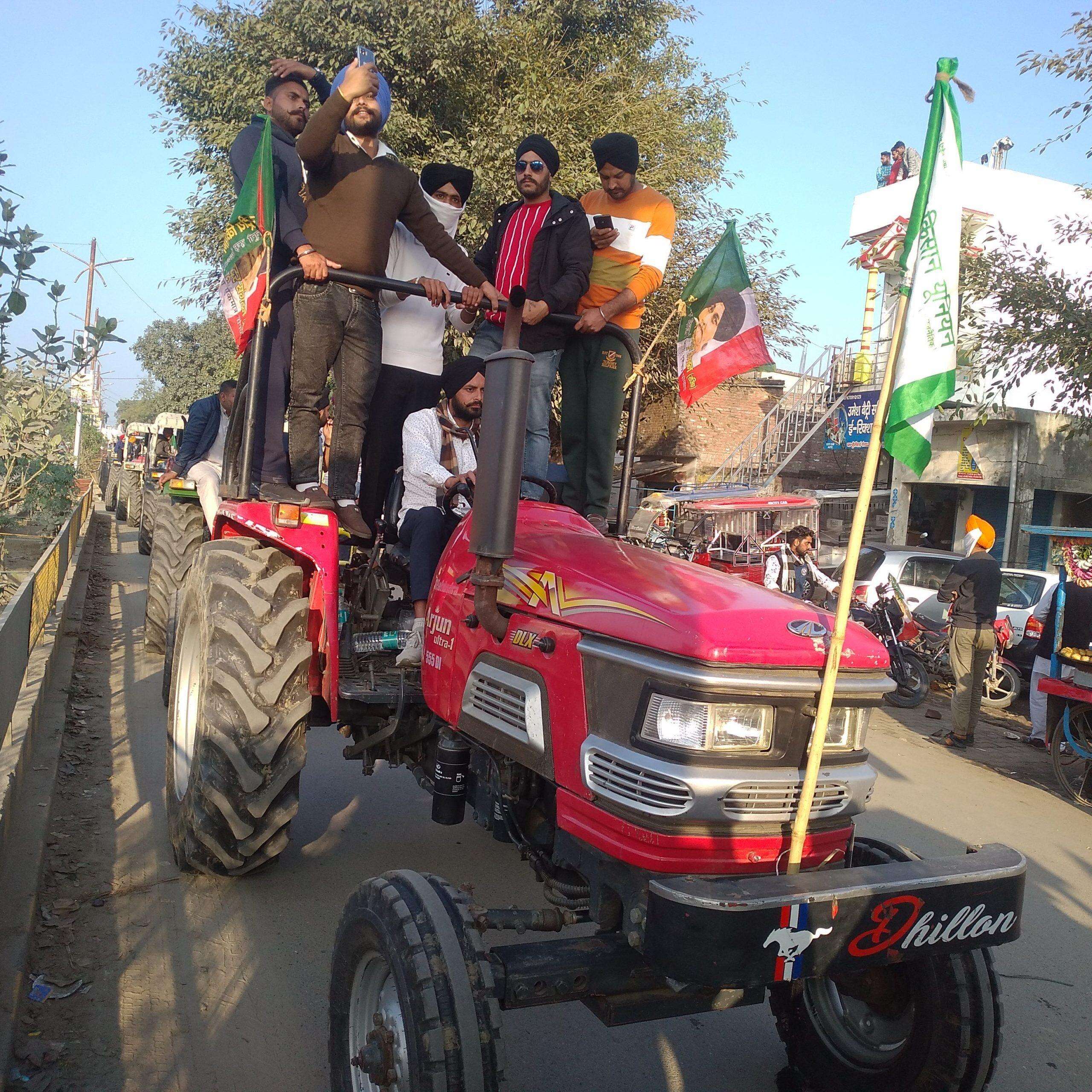 ट्रैक्टर मार्च: किसानों की जिद के आगे अफसरों के छूटे पसीने, महिलाएं भी ट्रैक्टर चलाकर पहुंची