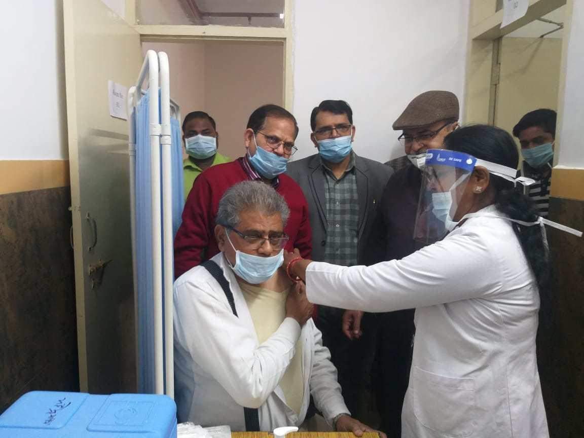 बरेली: शहर विधायक डा अरूण कुमार ने कोविड-19 टीका लगवा कर लोगों को किया प्रेरित