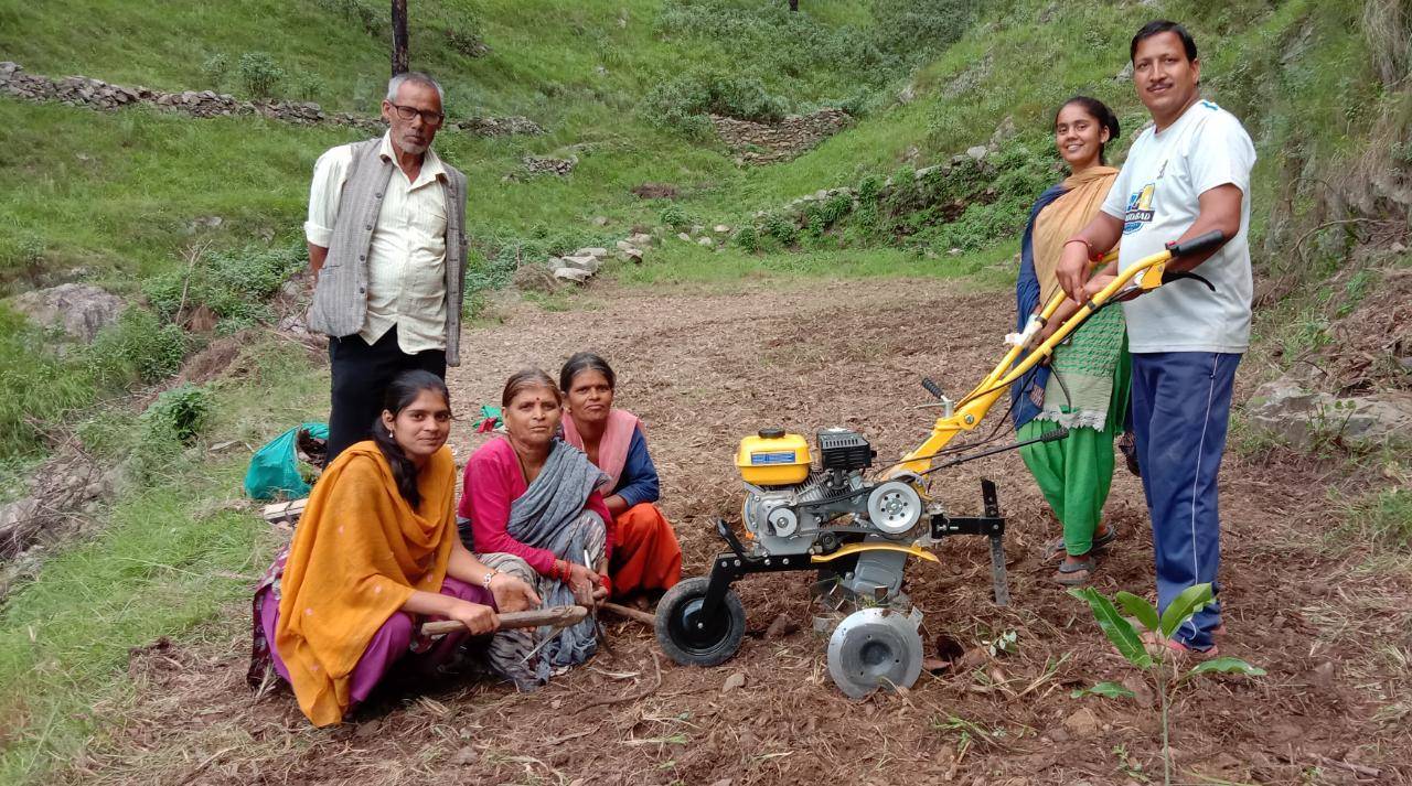 हल्द्वानी-दिल्ली से लौटे नीरज ने बदली गांव की तस्वीर, पहाड़ी खेतों पर महिलायें दौड़ाने लगी ट्रैक्टर