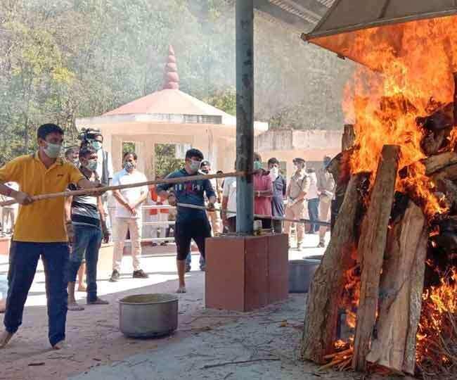 ऋषिकेश-पचतत्व में विलीन हुए यूपी के सीएम योगी के पिता, जेष्ठ पुत्र ने दी मुखाग्नि
