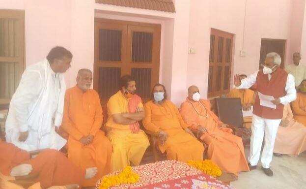 हरिद्वार -(बड़ी खबर)-संतों की बैठक में भिड़े कांग्रेस नेता सतपाल और कैबिनेट मंत्री कौशिक, तूतू-मैंमैं