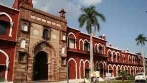 AMU : प्रॉक्‍टर के मनाने पर भी नहीं माने छात्र, क्रमिक हड़ताल जारी