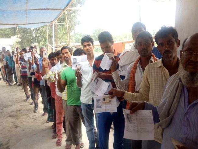 नई दिल्ली-तीसरे चरण में 117 सीटों पर मतदान जारी, पीएम मोदी समेत इन दिग्गजों ने डाला वोट