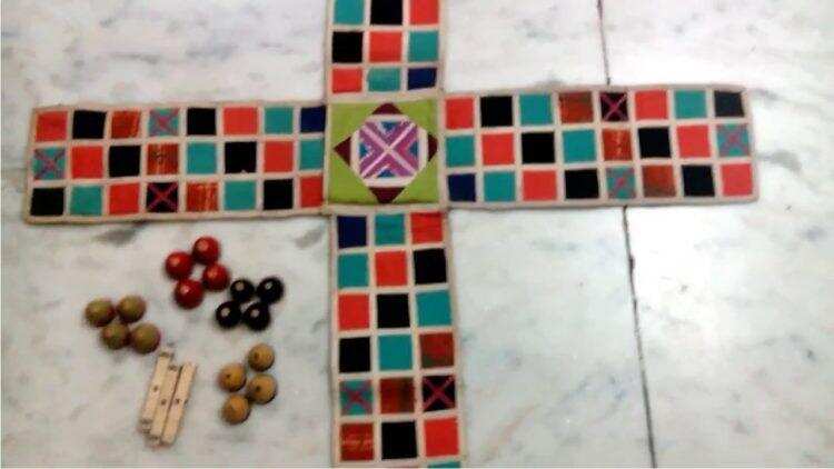 हल्द्वानी-आनंद लोक होटल का मैनेजर इन रहीसजादों के साथ खेलता था हाई प्रोफाइल जुआं, पुलिस की छापेमारी में लाखों बरामद