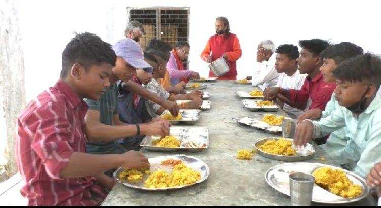 LOCKDOWN: साईं मंदिर के महंत ने अनाथालय के बच्चों का पेट भरने के लिए की यह व्यवस्था