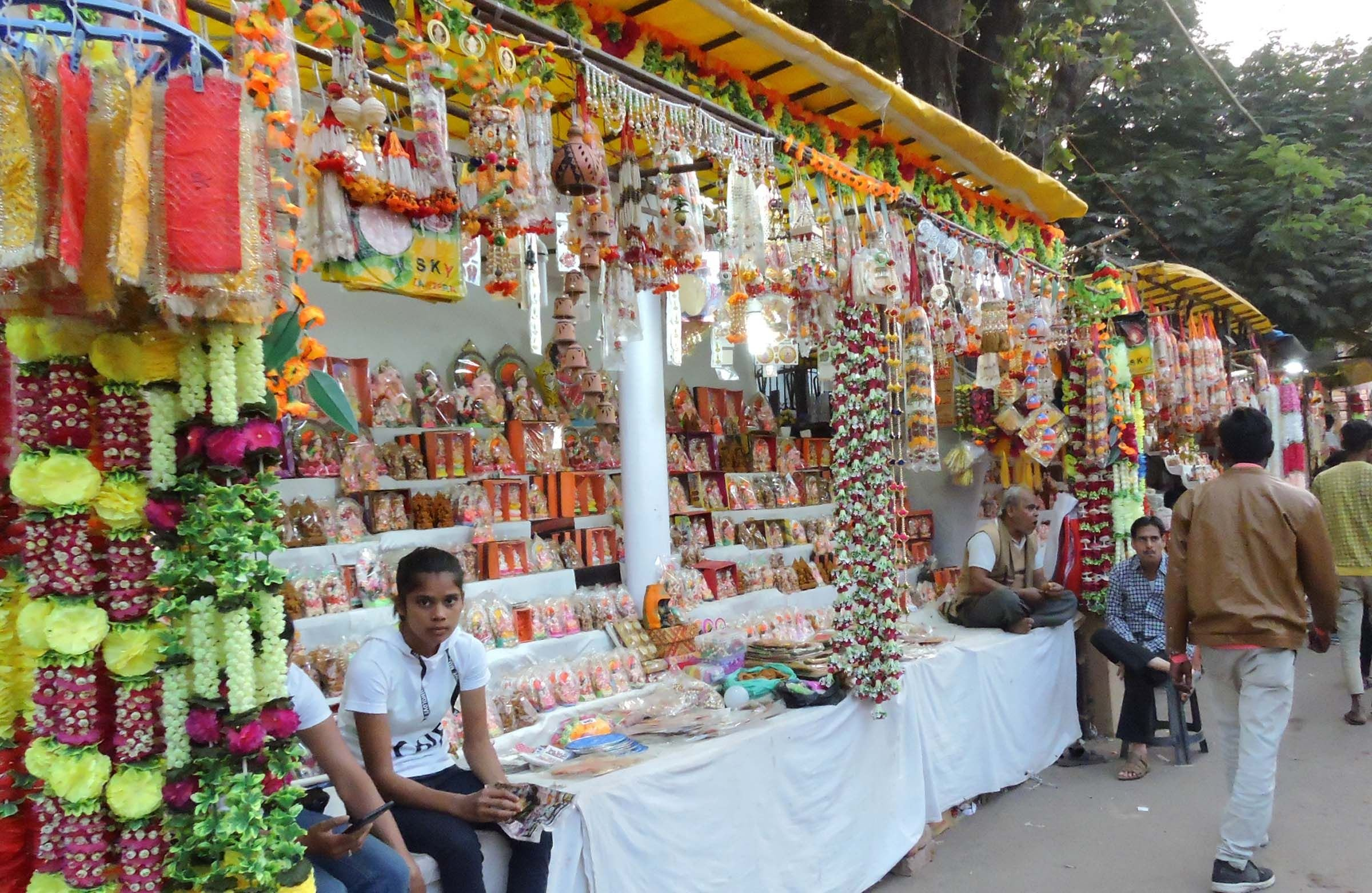 धनतेरस: बरेली के बाजार में खरीददारी को उमड़ी भीड़, दुल्हन की तरह सजा पूरा शहर
