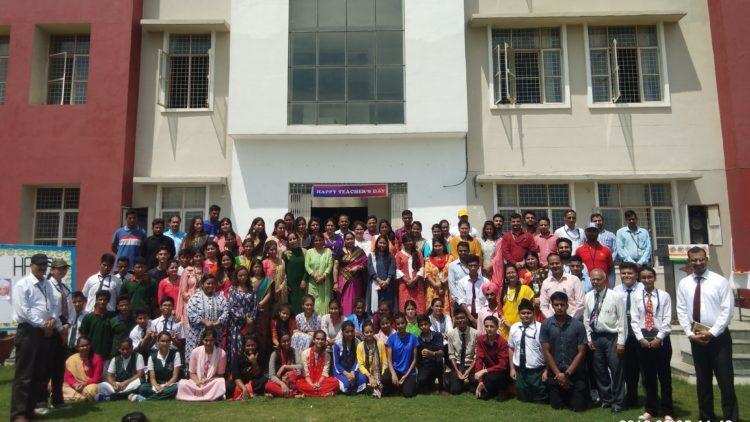 हल्द्वानी-डीपीएस लामाचौड़ ने दिया शिक्षकों को सम्मान, कुछ अलग अंदाज में मनाया शिक्षक दिवस