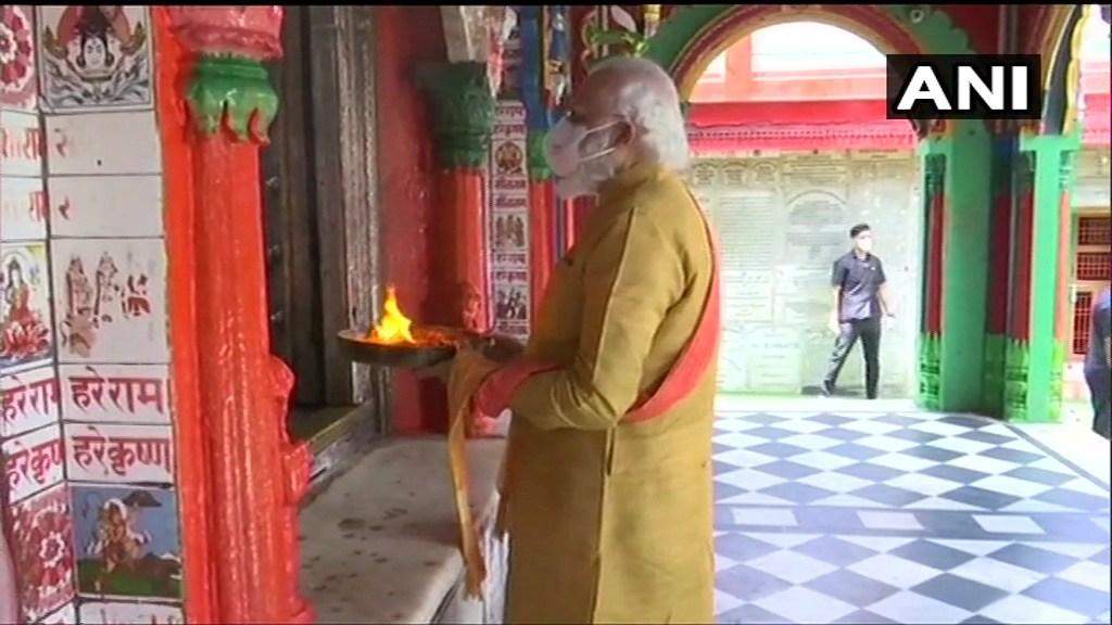Ayodhya: प्रधानमंत्री नरेंद्र मोदी ने अयोध्या पहुंच कर सबसे पहले की हनुमानगढ़ी में पूजा