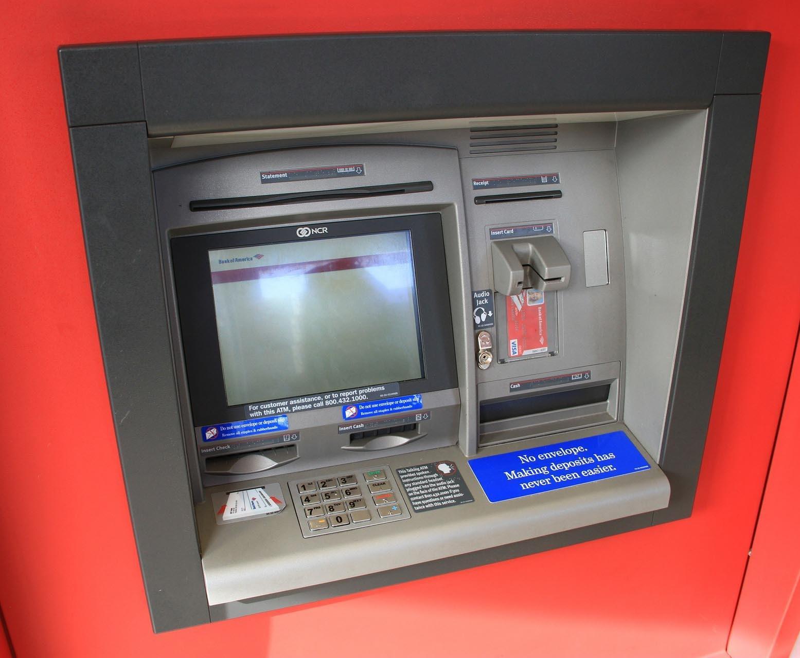 यहां  ATM में कैश डालने गए दो लोग लाखों रुपये लेकर हुए फरार, पुलिस तलाश में जुटी