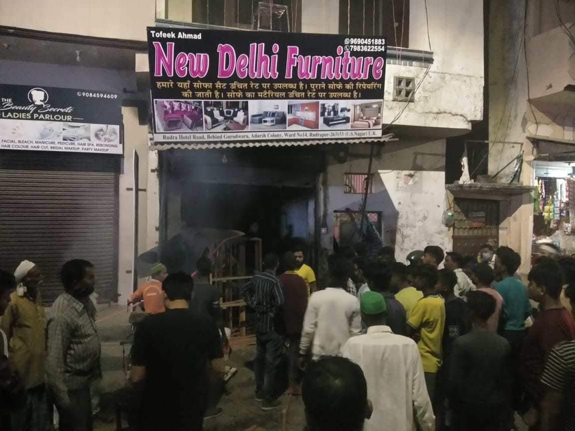 रुद्रपुर: फर्नीचर की दुकान में इस तरह लग गई आग, सवा लाख का  नुकसान