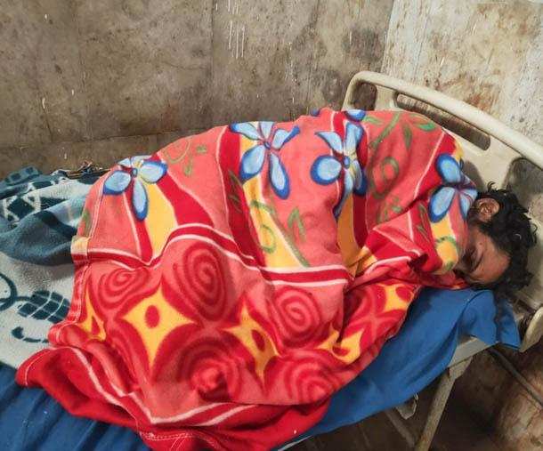 पटना-मानवता हुई शर्मसार, आग से झुलसे युवक को अस्पताल ने कूड़े ढेर में फेंका