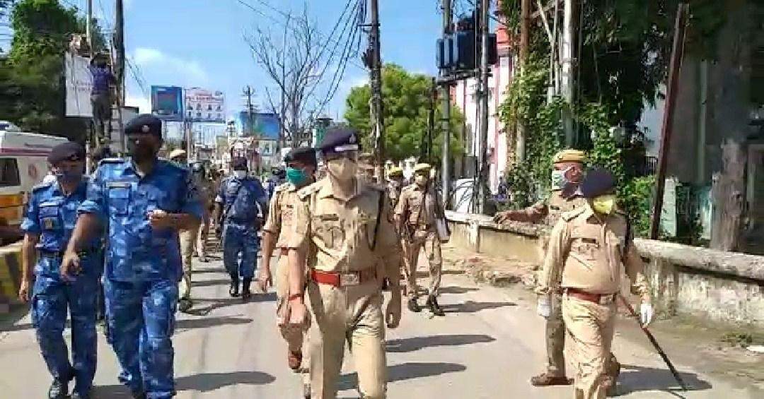Bareilly: पुलिस ने निकाला फ्लैग मार्च, त्योहारों पर नहीं कर सकेंगे उत्पात