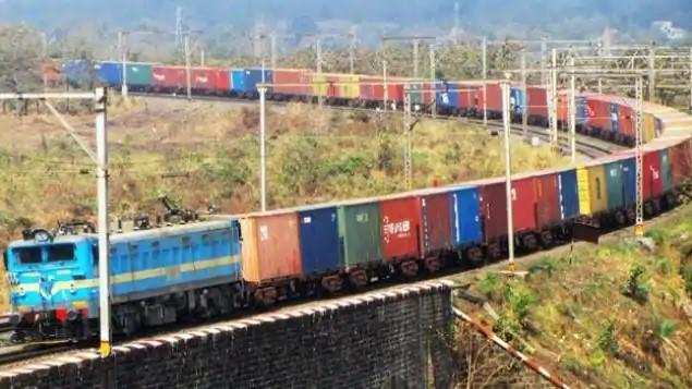 Indian Railways: ‘शेषनाग’ ने ‘सुपर एनाकोंडा’ को पीछे छोड़ बनाया देश की सबसे लंबी ट्रेन का रिकॉर्ड
