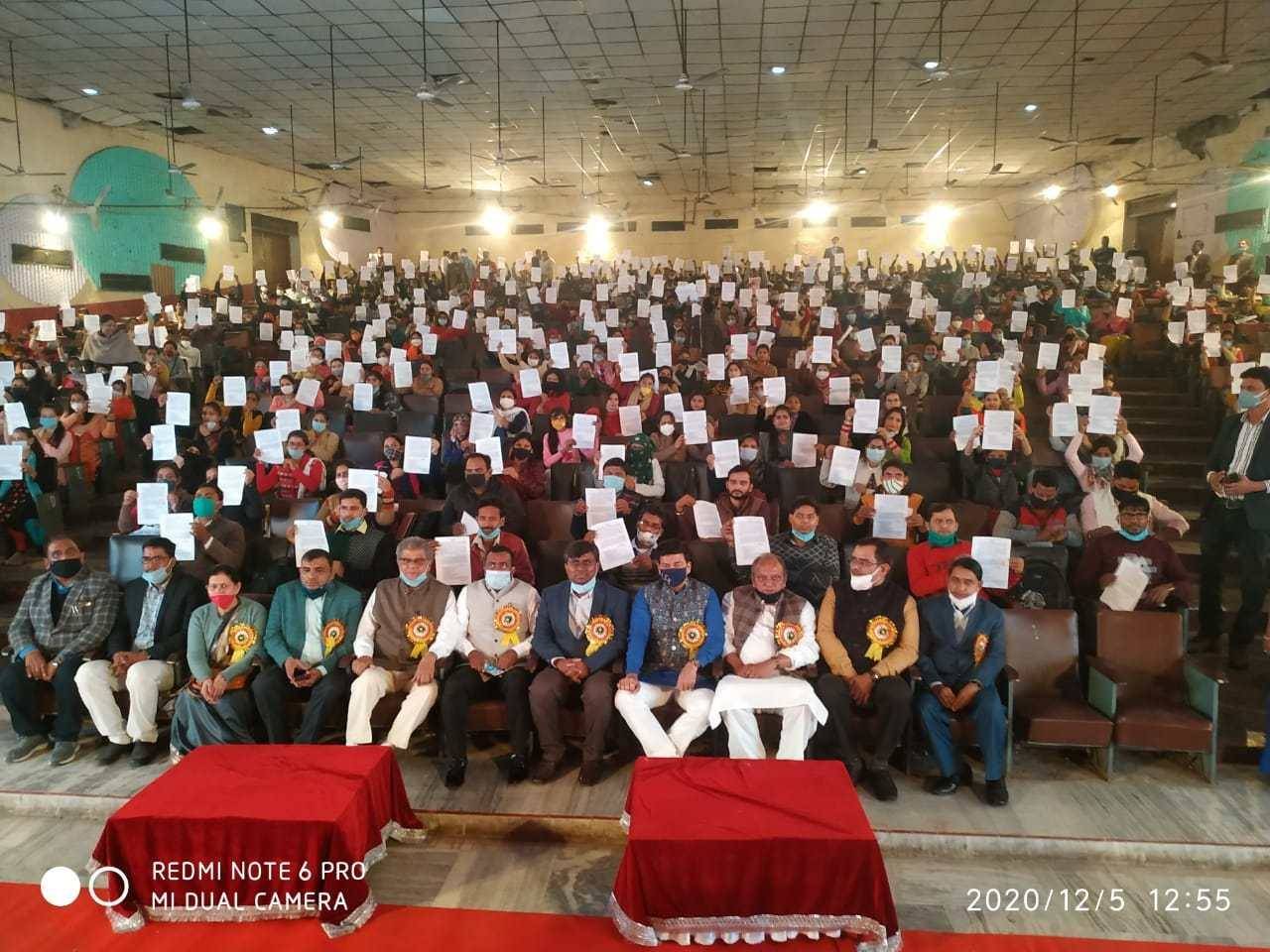 बरेली में 421 युवा बने शिक्षक, नियुक्ति पत्र पाकर खिले चेहरे