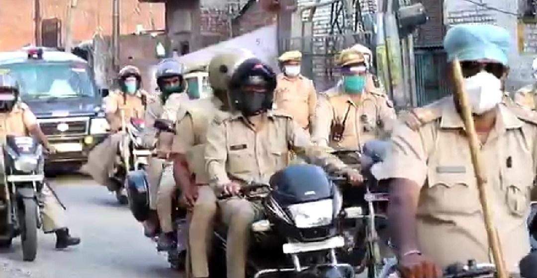 Bareilly: पुलिस ने पूरे जिले में मोटरसाइकिल से निकाला फ्लैग मार्च, जानें वजह